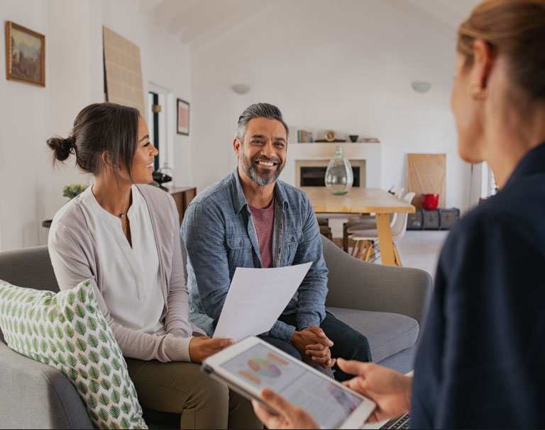 Couple discutant avec leur courtier immobilier.