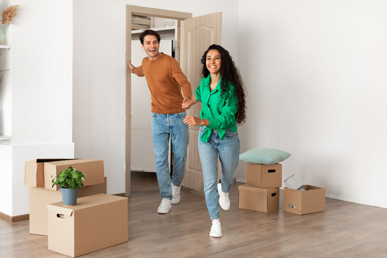 Couple amenageant leur nouvelle maison.